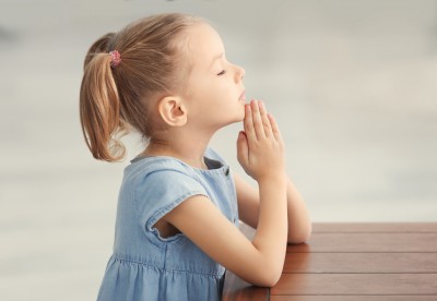 dziewczynka modlitwa